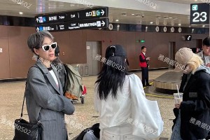 62岁叶童浪姐6机场造型惊艳 银发墨镜又美又飒
