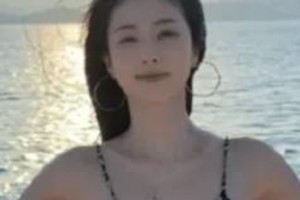 白鹿海边手势舞引爆夏日，豹纹吊带造型成焦点