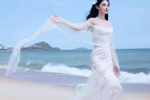 彭小苒：黄金比例腿精的时尚美学与自信表达