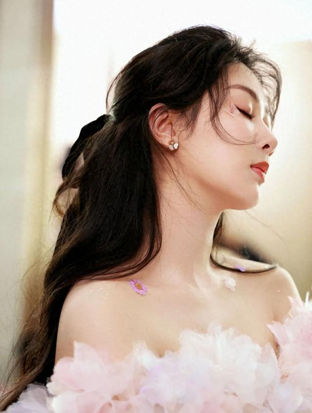 杨紫红色长裙写真