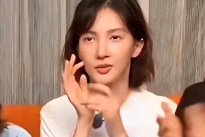 金晨鼻子歪了？直播引热议，十年颜值变化大
