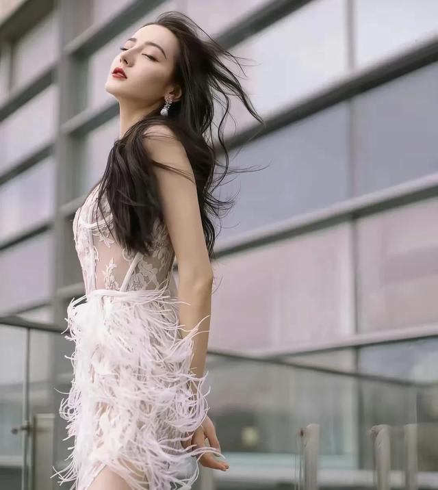 迪丽热巴红毯整体造型