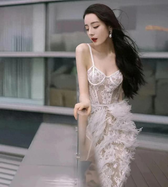 迪丽热巴蕾丝裙装正面照