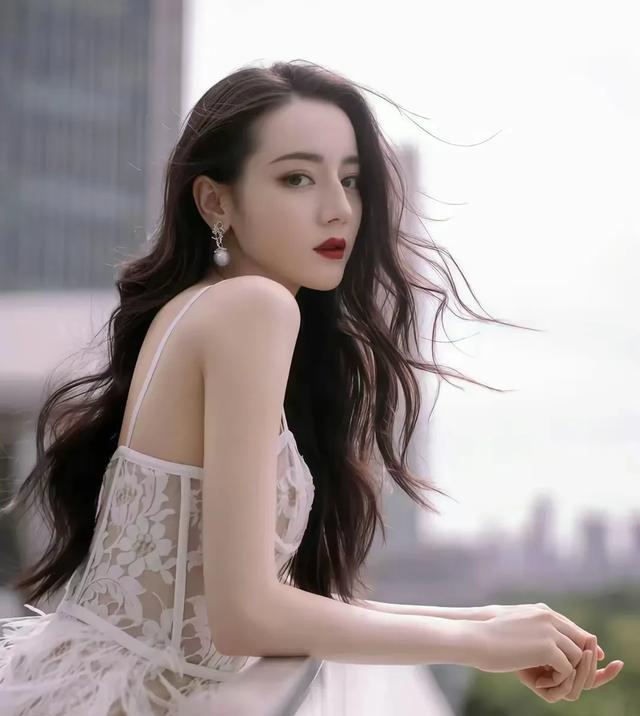 迪丽热巴裙装侧面细节