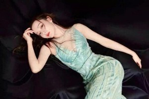 迪丽热巴墨绿长裙惊艳红毯？揭秘东方神韵穿搭秘诀