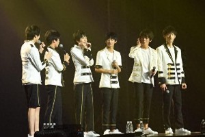 时代少年团演唱会花墙应援：粉丝创意与热爱的见证