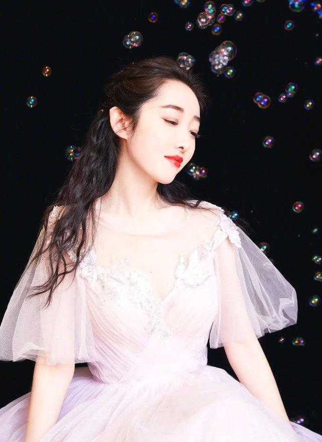 蒋梦婕红毯造型