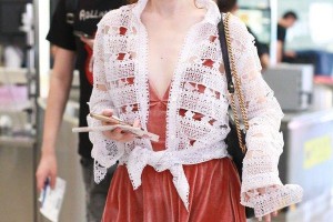 蒋梦婕北京机场穿搭秀 白色镂空外套配红裙吸睛