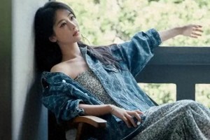 杨紫杭州街拍：碎花裙+牛仔外套演绎夏日清新慵懒风