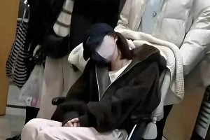 赵露思病愈复出，红裙亮相三里屯活动