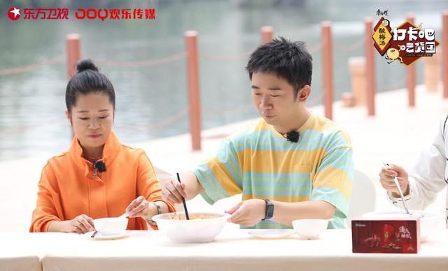 杨迪和妈妈品尝成都美食